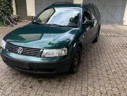 Grün Gebraucht 2000 VW Passat Kombi | 1.900 € (Etwas zu teuer)