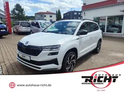 Moonweiss metallic Gebraucht 2024 Skoda Karoq SportLine SUV | 31.940 € (Fairer Preis)