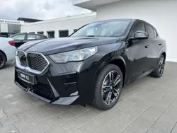 Saphirschwarz metallic Neu 2025 BMW iX2 M Sport SUV | 59.359 € (Fairer Preis)
