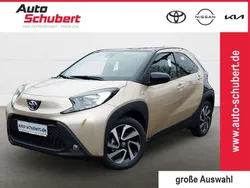 Ginger beige / night sky black Gebraucht 2024 Toyota Aygo Team Kleinwagen | 16.290 € (Fairer Preis)