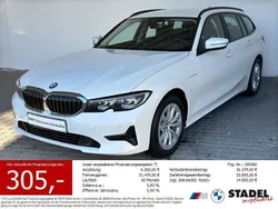 Alpinweiss uni Gebraucht 2021 BMW 330e Advantage Kombi | 27.979 € (Guter Preis)