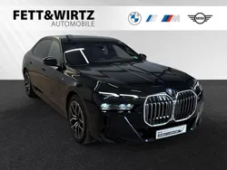 Saphirschwarz metallic Gebraucht 2024 BMW 740 M Sport Limousine | 91.900 € (Etwas zu teuer)