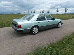 Grün Gebraucht 1991 Mercedes E200 Limousine | 7.999 €