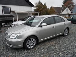 Silber Gebraucht 2004 Toyota Avensis Executive Kleinwagen | 4.950 € (Fairer Preis)