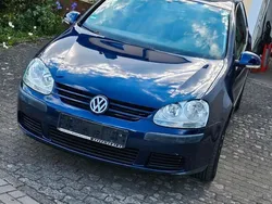 Blau Gebraucht 2005 VW Golf V Kleinwagen | 2.200 € (Fairer Preis)