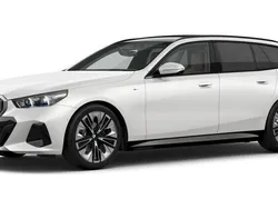 Weiß Gebraucht 2024 BMW 520 Comfort Edition Kombi | 55.314 € (Fairer Preis)