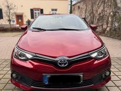 Rot Gebraucht 2018 Toyota Auris Hybrid Kombi | 12.500 € (Fairer Preis)