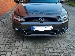 Braun Gebraucht 2014 VW Jetta Life Limousine | 6.800 € (Fairer Preis)