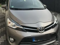 Grau Gebraucht 2015 Toyota Verso-S Skyview Edition Van / Kleinbus | 13.900 €