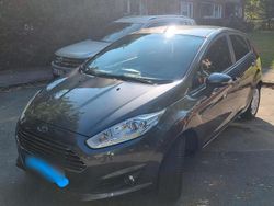 Silber Gebraucht 2015 Ford Fiesta Kleinwagen | 6.400 €