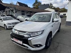 Weiß Gebraucht 2019 Mitsubishi Outlander P-HEV Basis SUV | 16.890 € (Guter Preis)