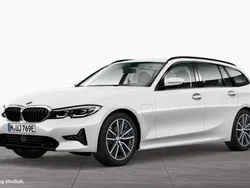 Mineralweiß Gebraucht 2021 BMW 330e Sport Line Kombi | 29.480 € (Fairer Preis)