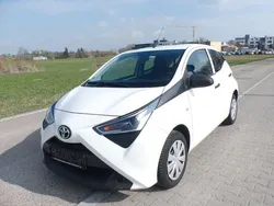 Weiß Gebraucht 2021 Toyota Aygo Kleinwagen | 6.999 € (Fairer Preis)