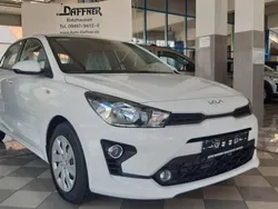 Weiß Gebraucht 2023 Kia Rio Limousine | 15.990 € (Fairer Preis)