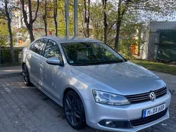 Silber Gebraucht 2011 VW Jetta Highline Limousine | 11.500 €