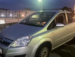 Grau Gebraucht 2008 Opel Zafira Van / Kleinbus | 2.000 €