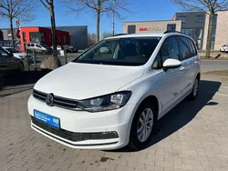 Weiß Gebraucht 2018 VW Touran Comfortline Van / Kleinbus | 8.900 €
