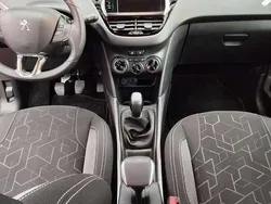 Grün Gebraucht 2018 Peugeot 2008 SUV | 7.000 € (Superpreis)