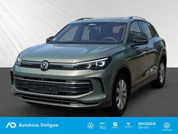 Grün Gebraucht 2024 VW Tiguan Life SUV | 42.390 €