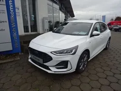 Frostweiß Gebraucht 2025 Ford Focus ST-Line Limousine | 30.900 € (Fairer Preis)