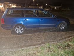 Blau Gebraucht 2000 VW Passat Basis Kombi | 699 € (Guter Preis)