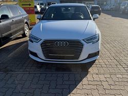 Weiß Gebraucht 2017 Audi A3 Sportback e-tron Basis Kleinwagen | 15.990 €