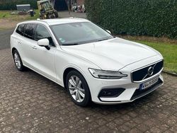 Weiß Gebraucht 2019 Volvo V60 Momentum Kombi | 13.990 €