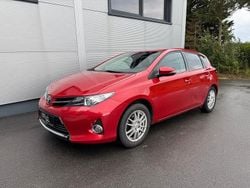 Rot Gebraucht 2014 Toyota Auris Executive Limousine | 10.295 € (Fairer Preis)
