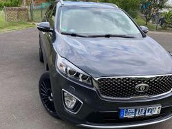 Grau Gebraucht 2016 Kia Sorento Spirit SUV | 21.400 € (Etwas zu teuer)