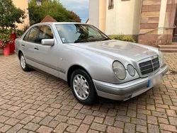 Grau Gebraucht 1996 Mercedes E220 Limousine | 4.990 € (Fairer Preis)