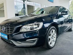 Blau Gebraucht 2018 Volvo V60 Momentum Kombi | 19.840 € (Fairer Preis)