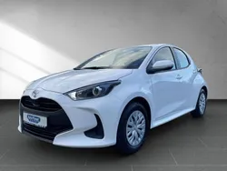 Weiß Gebraucht 2024 Toyota Yaris Hybrid Comfort Limousine | 22.990 € (Fairer Preis)