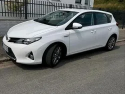 Weiß Gebraucht 2015 Toyota Auris Hybrid Limousine | 13.690 € (Fairer Preis)