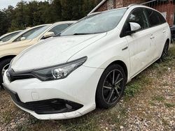 Weiß Gebraucht 2018 Toyota Auris Hybrid Kombi | 7.799 €
