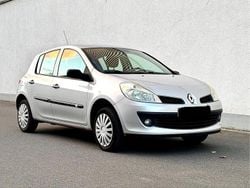 Silber Gebraucht 2007 Renault Clio II Kleinwagen | 2.689 € (Fairer Preis)