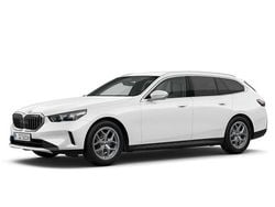 Alpinweiß uni Gebraucht 2024 BMW 520 Comfort Edition Kombi | 44.888 € (Superpreis)