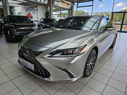 Titaniumsilber metallic Gebraucht 2024 Lexus ES300H Business Edition Limousine | 41.990 € (Guter Preis)