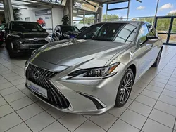 Titaniumsilber metallic Gebraucht 2024 Lexus ES300H Business Edition Limousine | 41.990 € (Guter Preis)