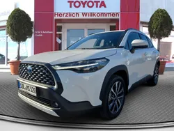 Schneeweiß Gebraucht 2024 Toyota Corolla Cross Team SUV | 37.450 € (Fairer Preis)
