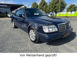 Dunkelblau Gebraucht 1993 Mercedes 220 Cabrio | 14.900 €