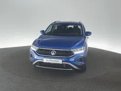 Blau Gebraucht 2024 VW T-Roc Life SUV | 30.530 € (Fairer Preis)