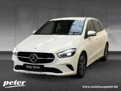 Weiß Gebraucht 2023 Mercedes B200 Progressive Van / Kleinbus | 32.310 € (Fairer Preis)