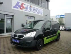 Schwarz Gebraucht 2017 Peugeot Partner Comfort plus Van / Kleinbus | 8.990 € (Teuer)