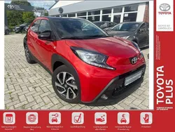 Chili red perleffekt/ night sky black Gebraucht 2023 Toyota Aygo Comfort Kleinwagen | 17.490 € (Fairer Preis)
