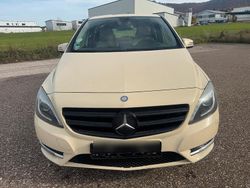 Beige Gebraucht 2012 Mercedes 180 Limousine | 3.350 €
