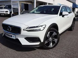 Ice white Gebraucht 2021 Volvo V60 CC Pro Kombi | 31.985 € (Fairer Preis)
