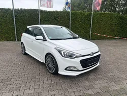 Weiß Gebraucht 2016 Hyundai i20 Sport Limousine | 8.350 € (Fairer Preis)