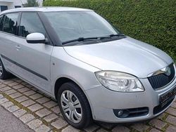 Silber Gebraucht 2010 Skoda Fabia Kombi | 1.500 €
