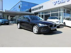 Onyx black / (schwarz) Gebraucht 2021 Volvo V60 Momentum Kombi | 34.700 € (Etwas zu teuer)