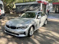Grau Gebraucht 2020 BMW 320 Limousine | 9.500 €
